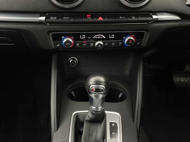 アウディ Ａ３ スポーツバック 1．4 TFSI 新潟県 2017(平29)年 8.3万km フローレットシルバーM アウディプレセンスフロント/純正メモリナビ/　　CD/AM/FM/フルセグ/BT/AUX/USB/SD/バーチャルコックピット/バックモニター/クルーズコントロール/オートライト/運転席パワーシート/前席シートヒーター/純正17インチアルミホイール付/パドルシフト/ステアリングスイッチ/電動パーキングブレーキ/アイドリングストップ/スペアキー/スマートキー/ETC