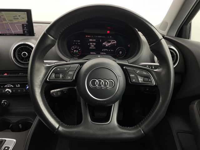 アウディ Ａ３ スポーツバック 1．4 TFSI 新潟県 2017(平29)年 8.3万km フローレットシルバーM アウディプレセンスフロント/純正メモリナビ/　　CD/AM/FM/フルセグ/BT/AUX/USB/SD/バーチャルコックピット/バックモニター/クルーズコントロール/オートライト/運転席パワーシート/前席シートヒーター/純正17インチアルミホイール付/パドルシフト/ステアリングスイッチ/電動パーキングブレーキ/アイドリングストップ/スペアキー/スマートキー/ETC