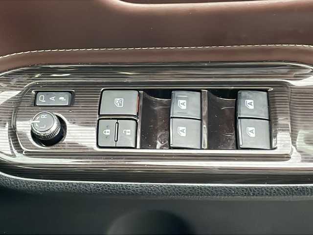 トヨタ エスクァイア Gi プレミアムパッケージ 山口県 2018(平30)年 7.9万km ブラック ワンオーナー/純正12.1インチフリップダウンモニター（V12T-R68C）/純正10インチナビ/・フルセグテレビ/・Bluetooth機能/・CD/DVD再生/・AM/FMラジオ/・HDMI/・USB入力端子/・交通情報/バックカメラ/両側パワースライドドア/スマートキー/プッシュスタート/D/N席シートヒーター/ステアリングヒーター/ETC2.0 /ドライブレコーダー/オートマチックハイビーム/保証書/取扱説明書/純正15インチアルミホイール/フォグライト/純正LEDヘッドライト/Toyota Safty Sense/・プリクラッシュセーフティ/・レーンディバーチャーアラート/先行車発進告知機能/盗難防止装置