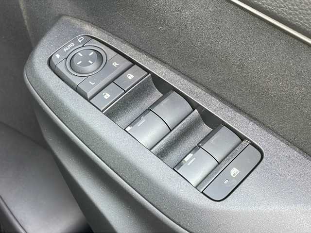 トヨタ ヤリスクロス ハイブリッド Z ウルバーノ 岩手県 2025(令7)年 0.8万km 黒／グレー ワンオーナー 寒冷地仕様 ナビ 全周囲C フルセグ BSM 電動ハーフレザーシート シートヒーター ステアリングヒーター レーダークルーズ HDMI ビルドインETC2.0 純正ブラック18AW ヒルディセントコントロール スマートキー