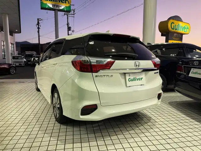 ホンダ シャトル ハイブリッド X 京都府 2015(平27)年 11.1万km ホワイトオーキッドパール 純正インターナビ、Bluetooth/CD/DVD/USB/HDMI/パドルシフト/LEDヘッドランプ/ビルトインETC/ステアリングスイッチ/クルーズコントロール