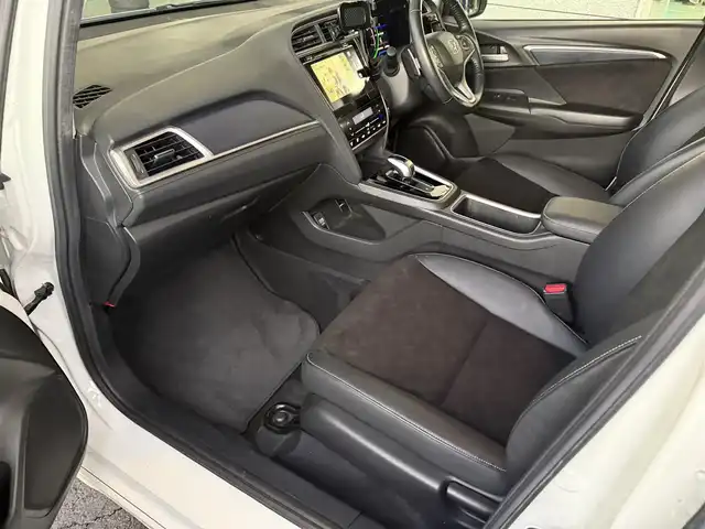 ホンダ シャトル ハイブリッド X 京都府 2015(平27)年 11.1万km ホワイトオーキッドパール 純正インターナビ、Bluetooth/CD/DVD/USB/HDMI/パドルシフト/LEDヘッドランプ/ビルトインETC/ステアリングスイッチ/クルーズコントロール