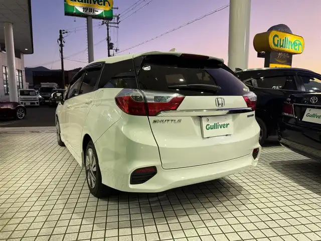 ホンダ シャトル ハイブリッド X 京都府 2015(平27)年 11.1万km ホワイトオーキッドパール 純正インターナビ、Bluetooth/CD/DVD/USB/HDMI/パドルシフト/LEDヘッドランプ/ビルトインETC/ステアリングスイッチ/クルーズコントロール