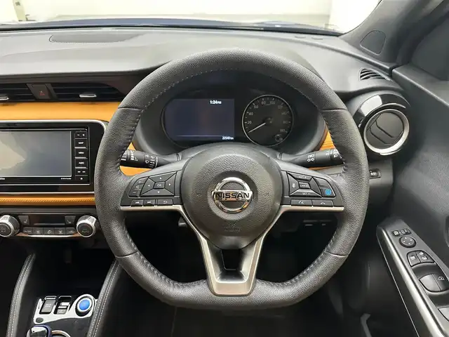 日産 キックス X ツートーンインテリアED 兵庫県 2022(令4)年 2.3万km ダークブルー 社外メモリナビ(CD/DVD/SD/Bluetooth/フルセグTV)/全方位カメラ/レザーシート/シートヒーター/純正17インチアルミホイール/純正フロアマット/ルーフレール/オートライト/LEDヘッドライト/コーナーセンサー/デジタルインナーミラー/ETC/ステアリングジーター/スペアキー