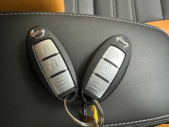 日産 キックス X ツートーンインテリアED 兵庫県 2022(令4)年 2.3万km ダークブルー 社外メモリナビ(CD/DVD/SD/Bluetooth/フルセグTV)/全方位カメラ/レザーシート/シートヒーター/純正17インチアルミホイール/純正フロアマット/ルーフレール/オートライト/LEDヘッドライト/コーナーセンサー/デジタルインナーミラー/ETC/ステアリングジーター/スペアキー