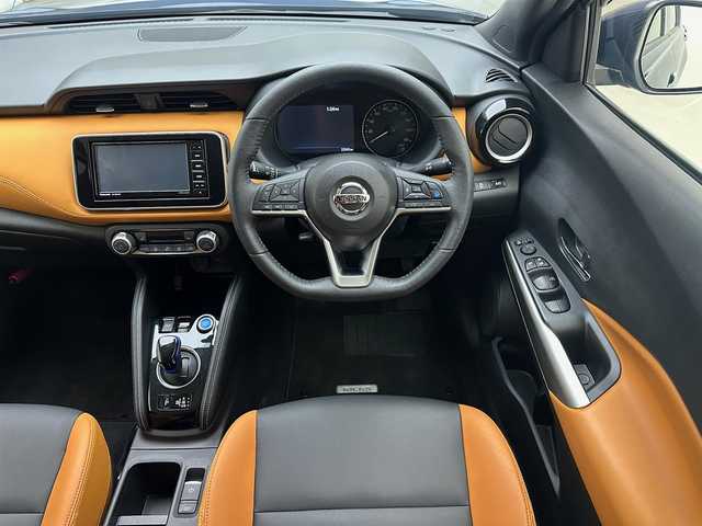 日産 キックス X ツートーンインテリアED 兵庫県 2022(令4)年 2.3万km ダークブルー 社外メモリナビ(CD/DVD/SD/Bluetooth/フルセグTV)/全方位カメラ/レザーシート/シートヒーター/純正17インチアルミホイール/純正フロアマット/ルーフレール/オートライト/LEDヘッドライト/コーナーセンサー/デジタルインナーミラー/ETC/ステアリングジーター/スペアキー