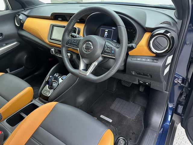 日産 キックス X ツートーンインテリアED 兵庫県 2022(令4)年 2.3万km ダークブルー 社外メモリナビ(CD/DVD/SD/Bluetooth/フルセグTV)/全方位カメラ/レザーシート/シートヒーター/純正17インチアルミホイール/純正フロアマット/ルーフレール/オートライト/LEDヘッドライト/コーナーセンサー/デジタルインナーミラー/ETC/ステアリングジーター/スペアキー