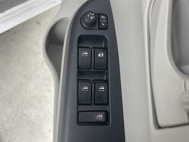 トヨタ パッソ X 道央・札幌 2023(令5)年 0.8万km ホワイト ・4WD/・寒冷地仕様/・ワンオーナー/・フロントワイパーデアイザー/・前後ドラレコ/・運転席シートヒーター/・ベンチシート/・オートライト/・オートマチックハイビーム/・アイドリングストップ/・横滑り防止装置/・スマートアシスト