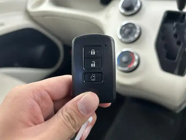 トヨタ シエンタ 千葉県 2016(平28)年 8.1万km ホワイトパールクリスタルシャイン セーフティセンスC/・プリクラッシュセーフティシステム/・レーンディパーチャーアラート/・オートマチックハイビーム/純正7インチメモリーナビ/・Bluetooth/・ワンセグTV/・バックカメラ/片側パワースライドドア/スマートキー/プッシュスタート