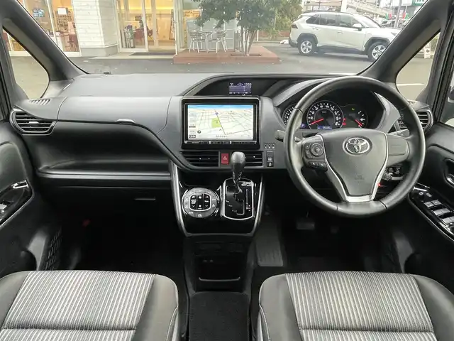 トヨタ ヴォクシー ZS 煌Ⅱ 島根県 2021(令3)年 2.7万km ブラック 社外９型メモリナビ　/フルセグTV　/ＤＶＤ再生　/Ｂｌｕｅｔｏｏｔｈ接続　/ＥＴＣ　/前後ドライブレコーダー　/両側パワースライドドア　/クルーズコントロール　/衝突軽減ブレーキ　/アイドリングストップ/レーンキープアシスト/前後コーナーセンサー　/オートハイビーム／ライト/純正LEDヘッドライト　/純正１６インチアルミホイール/純正フロアマット