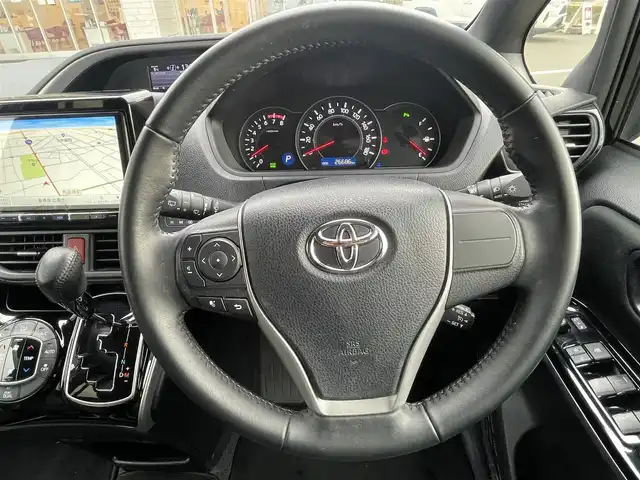 トヨタ ヴォクシー ZS 煌Ⅱ 島根県 2021(令3)年 2.7万km ブラック 社外９型メモリナビ　/フルセグTV　/ＤＶＤ再生　/Ｂｌｕｅｔｏｏｔｈ接続　/ＥＴＣ　/前後ドライブレコーダー　/両側パワースライドドア　/クルーズコントロール　/衝突軽減ブレーキ　/アイドリングストップ/レーンキープアシスト/前後コーナーセンサー　/オートハイビーム／ライト/純正LEDヘッドライト　/純正１６インチアルミホイール/純正フロアマット