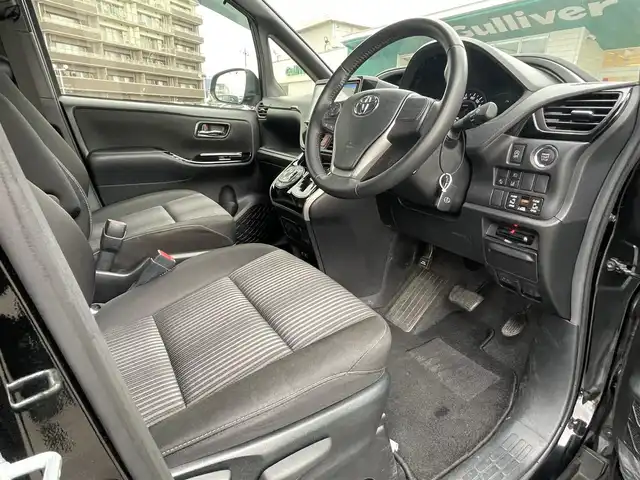 トヨタ ヴォクシー ZS 煌Ⅱ 島根県 2021(令3)年 2.7万km ブラック 社外９型メモリナビ　/フルセグTV　/ＤＶＤ再生　/Ｂｌｕｅｔｏｏｔｈ接続　/ＥＴＣ　/前後ドライブレコーダー　/両側パワースライドドア　/クルーズコントロール　/衝突軽減ブレーキ　/アイドリングストップ/レーンキープアシスト/前後コーナーセンサー　/オートハイビーム／ライト/純正LEDヘッドライト　/純正１６インチアルミホイール/純正フロアマット