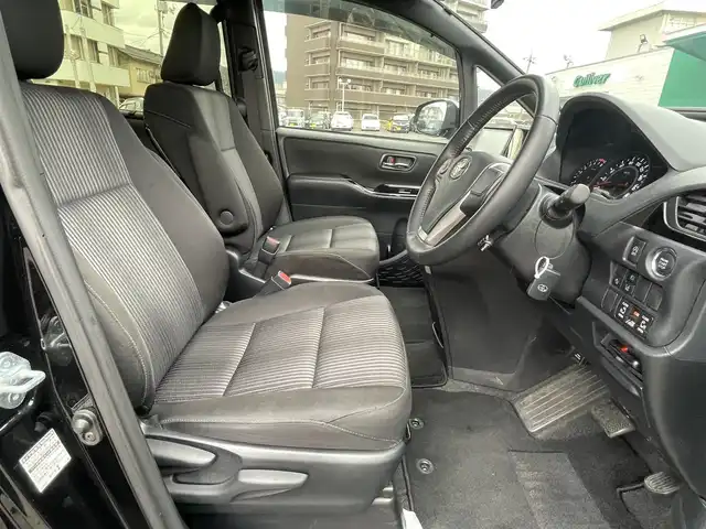 トヨタ ヴォクシー ZS 煌Ⅱ 島根県 2021(令3)年 2.7万km ブラック 社外９型メモリナビ　/フルセグTV　/ＤＶＤ再生　/Ｂｌｕｅｔｏｏｔｈ接続　/ＥＴＣ　/前後ドライブレコーダー　/両側パワースライドドア　/クルーズコントロール　/衝突軽減ブレーキ　/アイドリングストップ/レーンキープアシスト/前後コーナーセンサー　/オートハイビーム／ライト/純正LEDヘッドライト　/純正１６インチアルミホイール/純正フロアマット