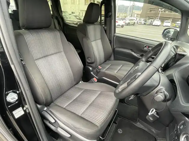 トヨタ ヴォクシー ZS 煌Ⅱ 島根県 2021(令3)年 2.7万km ブラック 社外９型メモリナビ　/フルセグTV　/ＤＶＤ再生　/Ｂｌｕｅｔｏｏｔｈ接続　/ＥＴＣ　/前後ドライブレコーダー　/両側パワースライドドア　/クルーズコントロール　/衝突軽減ブレーキ　/アイドリングストップ/レーンキープアシスト/前後コーナーセンサー　/オートハイビーム／ライト/純正LEDヘッドライト　/純正１６インチアルミホイール/純正フロアマット