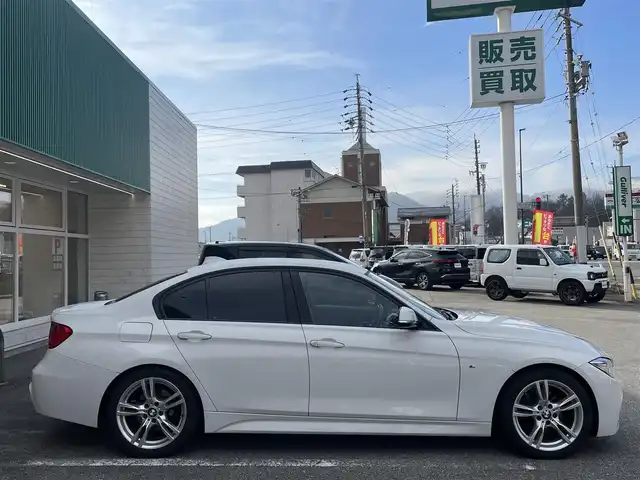 ＢＭＷ ３２０ｉ Mスポーツ 岐阜県 2014(平26)年 6.1万km アルピンホワイトⅢ ターボ/純正ナビ/【Bluetooth．CD.DVD.AM/FM．USB.AUX】/パワーシート/シートメモリ/クルーズコントロール/レーンキープアシスト/コーナーセンサー/ドライブレコーダー/バックカメラ/HIDオートライト/フォグライト/ウィンカーミラー/横滑り防止装置/純正アルミホイール/保証書/取扱説明書/スペアキー