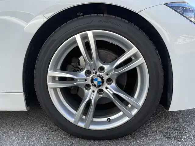 ＢＭＷ ３２０ｉ Mスポーツ 岐阜県 2014(平26)年 6.1万km アルピンホワイトⅢ ターボ/純正ナビ/【Bluetooth．CD.DVD.AM/FM．USB.AUX】/パワーシート/シートメモリ/クルーズコントロール/レーンキープアシスト/コーナーセンサー/ドライブレコーダー/バックカメラ/HIDオートライト/フォグライト/ウィンカーミラー/横滑り防止装置/純正アルミホイール/保証書/取扱説明書/スペアキー