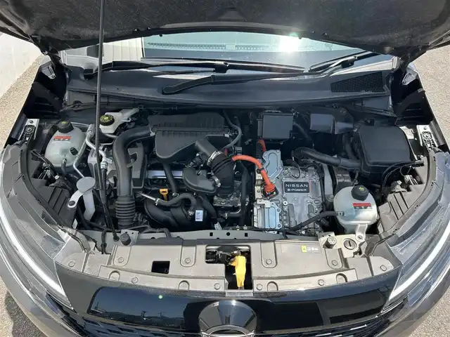 日産 オーラ G レザーエディション 佐賀県 2023(令5)年 0.7万km ダークメタルグレー プロパイロット/エマージェンシーブレーキ/全方位運転支援システム/・ハンドル支援/・レーンアシスト/インテリジェントクルーズコントロール/側方/後側方支援/ソナー/純正9インチメモリーナビゲーション/・アラウンドビューモニター/・フルセグTV/Bluetooth/USB/HDMI/革巻きステアリング/ステアリングリモコン/黒革シート/BOSEプレミアムサウンド/デジタルインナーミラー/置くだけ充電/純正ドライブレコーダー/ビルトインETC2.0/フロアマット/LEDオートヘッドライト/LEDフォグランプ/オートマチックハイビーム/純正17インチアルミホイール
