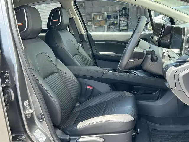 日産 オーラ G レザーエディション 佐賀県 2023(令5)年 0.7万km ダークメタルグレー プロパイロット/エマージェンシーブレーキ/全方位運転支援システム/・ハンドル支援/・レーンアシスト/インテリジェントクルーズコントロール/側方/後側方支援/ソナー/純正9インチメモリーナビゲーション/・アラウンドビューモニター/・フルセグTV/Bluetooth/USB/HDMI/革巻きステアリング/ステアリングリモコン/黒革シート/BOSEプレミアムサウンド/デジタルインナーミラー/置くだけ充電/純正ドライブレコーダー/ビルトインETC2.0/フロアマット/LEDオートヘッドライト/LEDフォグランプ/オートマチックハイビーム/純正17インチアルミホイール