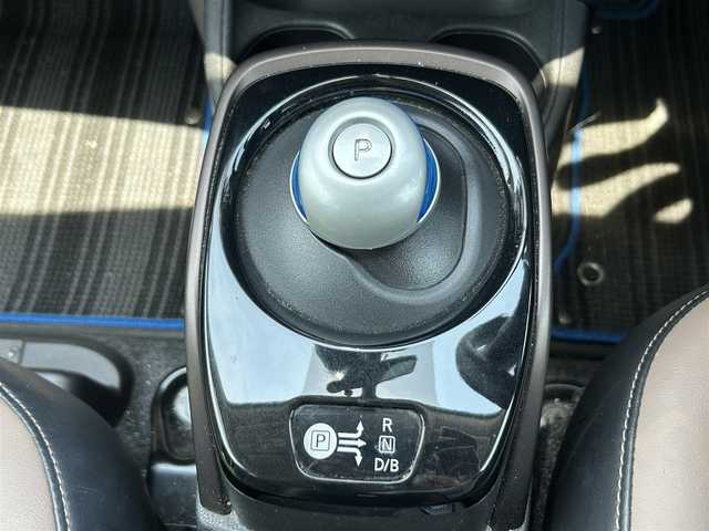 日産 ノート e－パワー メダリスト 奈良県 2017(平29)年 6.2万km ブリリアントホワイトパール 純正ナビ(フルセグTV/CD/DVD/AM・FM/BT/AUX)/バックカメラ/ETC/前方ドラレコ/インテリジェントエマージェンシーブレーキ/車線逸脱警報/標識認識機能/踏み間違い防止アシスト/ふらつき警報/LEDヘッドライト/ハーフレザーシート/純正15インチアルミホイール/純正フロアマット