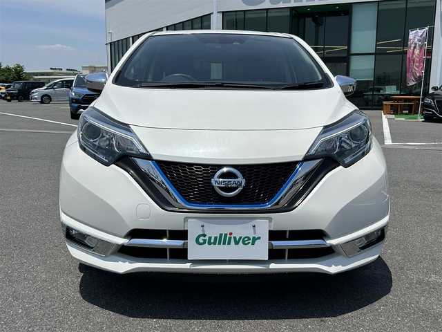日産 ノート e－パワー メダリスト 奈良県 2017(平29)年 6.2万km ブリリアントホワイトパール 純正ナビ(フルセグTV/CD/DVD/AM・FM/BT/AUX)/バックカメラ/ETC/前方ドラレコ/インテリジェントエマージェンシーブレーキ/車線逸脱警報/標識認識機能/踏み間違い防止アシスト/ふらつき警報/LEDヘッドライト/ハーフレザーシート/純正15インチアルミホイール/純正フロアマット