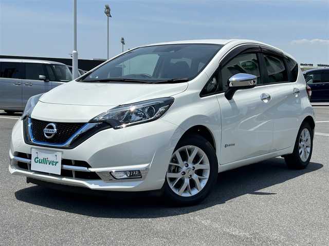 日産 ノート e－パワー メダリスト 奈良県 2017(平29)年 6.2万km ブリリアントホワイトパール 純正ナビ(フルセグTV/CD/DVD/AM・FM/BT/AUX)/バックカメラ/ETC/前方ドラレコ/インテリジェントエマージェンシーブレーキ/車線逸脱警報/標識認識機能/踏み間違い防止アシスト/ふらつき警報/LEDヘッドライト/ハーフレザーシート/純正15インチアルミホイール/純正フロアマット