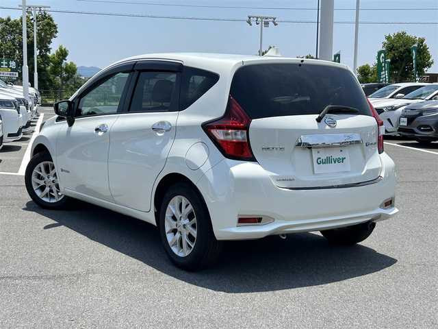 日産 ノート e－パワー メダリスト 奈良県 2017(平29)年 6.2万km ブリリアントホワイトパール 純正ナビ(フルセグTV/CD/DVD/AM・FM/BT/AUX)/バックカメラ/ETC/前方ドラレコ/インテリジェントエマージェンシーブレーキ/車線逸脱警報/標識認識機能/踏み間違い防止アシスト/ふらつき警報/LEDヘッドライト/ハーフレザーシート/純正15インチアルミホイール/純正フロアマット