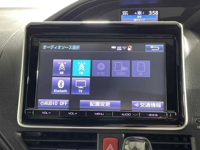 トヨタ エスクァイア Gi ブラックテーラード 神奈川県 2016(平28)年 8.4万km ホワイトパールクリスタルシャイン ツインムーンルーフ　/モデリスタエアロ　/純正9インチSDナビ　(NSZT-Y64T)　/‐フルセグTV/AM/FM/CD/DVD/Bluetooth　/バックカメラ　/トヨタセーフティセンス　/プリクラッシュセーフティ　/レーンディパーチャーアラート　/オートマチックハイビーム　/先行車発進告知　/クルーズコントロール　/前後ドラレコ　/前席シートヒーター　/フォグランプ　/社外テールランプ