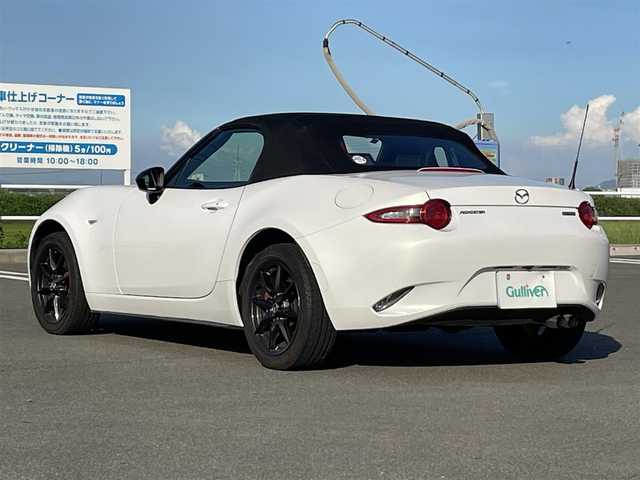 マツダ ロードスター S スペシャルパッケージ 福岡県 2015(平27)年 2.3万km クリスタルホワイトパールマイカ 6速MT/純正SDナビ/・フルセグTV/DVD/AUX/バックカメラ/ETC/USB端子2個/6スピーカー/オートエアコン/オートライト/LEDヘッドライト/トルセンLSD/ブラックソフトトップ/レインセンサーワイパー/ステアリングスイッチ/レッドステッチ入革巻きステアリング/アドバンストキーレスエントリーシステム/サテンクロームメッキリング付プッシュスタート/純正16インチアルミ/純正フロアマット/取扱説明書/新車保証書/スペアキー1本