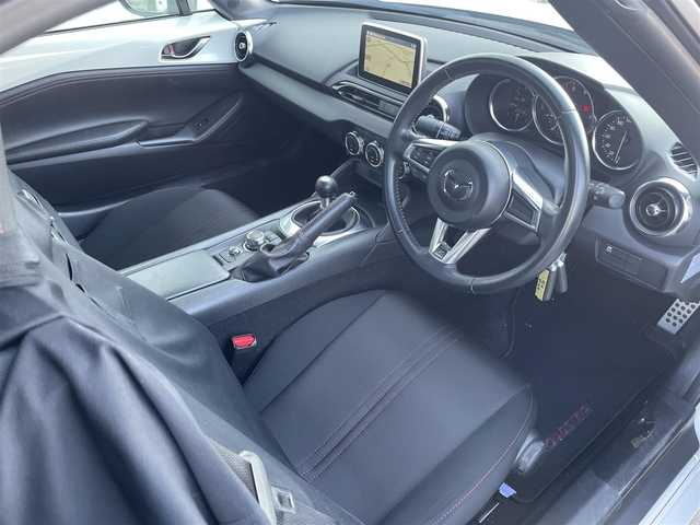 マツダ ロードスター S スペシャルパッケージ 福岡県 2015(平27)年 2.3万km クリスタルホワイトパールマイカ 6速MT/純正SDナビ/・フルセグTV/DVD/AUX/バックカメラ/ETC/USB端子2個/6スピーカー/オートエアコン/オートライト/LEDヘッドライト/トルセンLSD/ブラックソフトトップ/レインセンサーワイパー/ステアリングスイッチ/レッドステッチ入革巻きステアリング/アドバンストキーレスエントリーシステム/サテンクロームメッキリング付プッシュスタート/純正16インチアルミ/純正フロアマット/取扱説明書/新車保証書/スペアキー1本