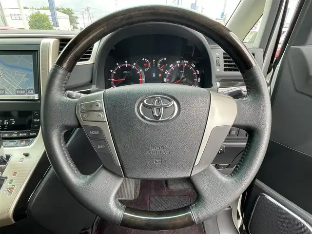 トヨタ ヴェルファイア 2．4Z ゴールデンアイズ 群馬県 2013(平25)年 11.9万km ホワイトパールクリスタルシャイン (株)IDOMが運営する【じしゃロン伊勢崎店】の自社ローン専用車両になりますこちらは現金またはオートローンご利用時の価格です。自社ローンご希望の方は別途その旨お申付け下さい/両側パワースライドドア/パワーバックドア/純正SDナビゲーション/バックカメラ/CD/DVD/SD/BT/DTV/フリップダウンモニター/クルーズコントロール/HIDヘッドライト/オートライト・ワイパー/コーナーセンサー/ドアバイザー/純正フロアマット