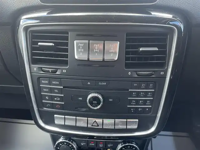 メルセデス・ベンツ ゲレンデヴァーゲン Ｇ３５０ｄ AMGライン 滋賀県 2018(平30)年 3.5万km ポーラホワイト G63仕様/・G63アルミ/・G63グリル/ラグジュアリーpkg/・サンルーフ/・黒本革シート/harman/kardonサラウンド/全席シートヒーター/ディストロニック＋/ブラインドスポット/メモリー付パワーシート（D/N）/オートライト/パドルシフト/パークトロニック（F/R）/左サイド・バックカメラ/ETC/ＣＯＤＥ ＰＨＡＮＴＯＭ サラウンド/保証書・取説（有）