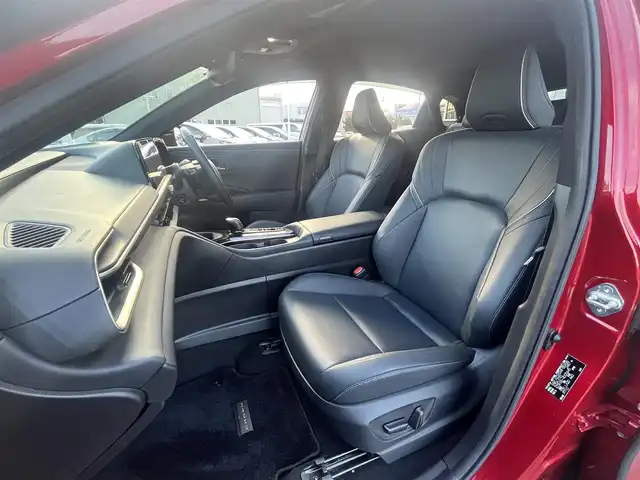 トヨタ クラウン スポーツ Z 愛媛県 2023(令5)年 1万km 赤 メーカーオプション純正ナビ/BT/AM・FM/フルセグTV/ビルトインETC2.0/デジタルインナーミラー/追従型クルーズコントロール/レーンキープアシスト/ブラインドスポットモニター/衝突軽減システム/置くだけ充電/ヘッドライトウォッシャー/電動リアゲート/D+N席パワーシート・シートヒーター・シートクーラー/シートメモリー/本革巻きステアリング/純正アルミホイール/純正フロアマット/フルタイム4WD