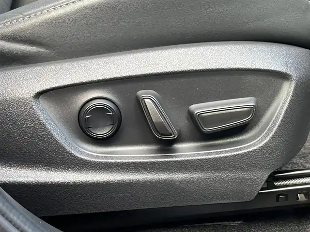 トヨタ クラウン スポーツ Z 愛媛県 2023(令5)年 1万km 赤 メーカーオプション純正ナビ/BT/AM・FM/フルセグTV/ビルトインETC2.0/デジタルインナーミラー/追従型クルーズコントロール/レーンキープアシスト/ブラインドスポットモニター/衝突軽減システム/置くだけ充電/ヘッドライトウォッシャー/電動リアゲート/D+N席パワーシート・シートヒーター・シートクーラー/シートメモリー/本革巻きステアリング/純正アルミホイール/純正フロアマット/フルタイム4WD