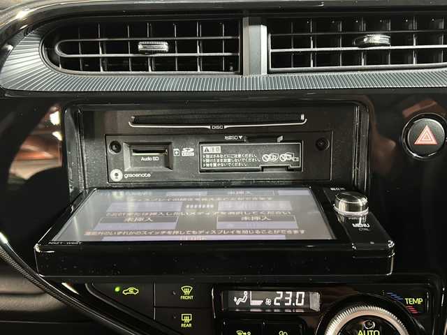 トヨタ アクア S スタイルブラック 静岡県 2018(平30)年 8.8万km ダークブルーマイカ 純正SDナビ/・CD/・DVD/・フルセグＴＶ/・Bluetooth/・AM/・FM/主要装備/・衝突軽減/・レーンキープ/・クルコン/・コーナーセンサー前後/・バックカメラ/・ビルトインＥＴＣ/・ステリモ/・LEDヘッドライト/・オートライト/・オートハイビーム/・フォグランプ/・純正フロアマット/・純正アルミホイール/・スマートキー/・プッシュスタート