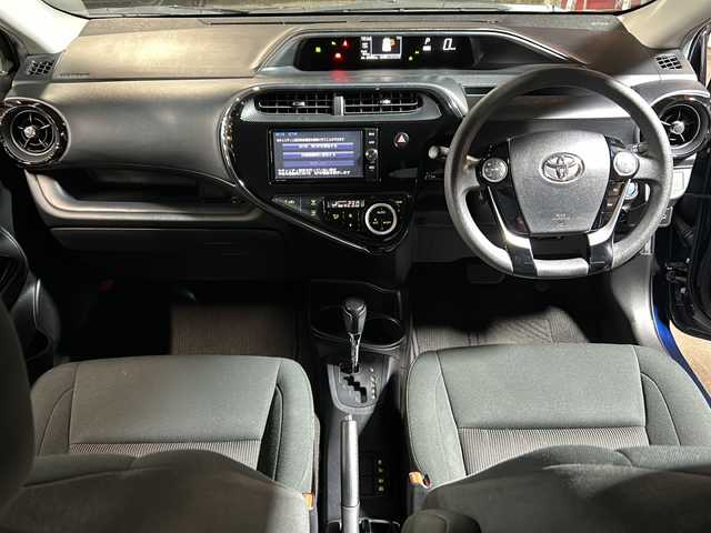 トヨタ アクア S スタイルブラック 静岡県 2018(平30)年 8.8万km ダークブルーマイカ 純正SDナビ/・CD/・DVD/・フルセグＴＶ/・Bluetooth/・AM/・FM/主要装備/・衝突軽減/・レーンキープ/・クルコン/・コーナーセンサー前後/・バックカメラ/・ビルトインＥＴＣ/・ステリモ/・LEDヘッドライト/・オートライト/・オートハイビーム/・フォグランプ/・純正フロアマット/・純正アルミホイール/・スマートキー/・プッシュスタート