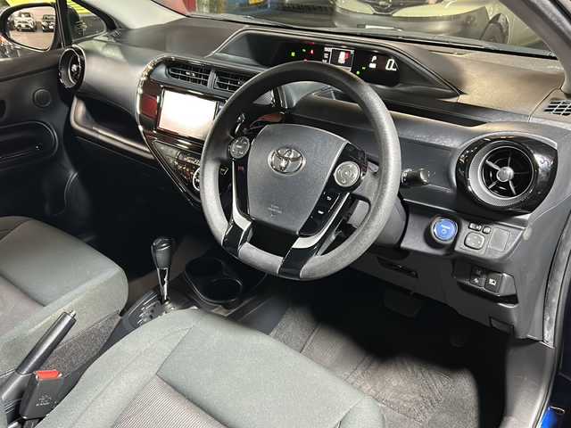 トヨタ アクア S スタイルブラック 静岡県 2018(平30)年 8.8万km ダークブルーマイカ 純正SDナビ/・CD/・DVD/・フルセグＴＶ/・Bluetooth/・AM/・FM/主要装備/・衝突軽減/・レーンキープ/・クルコン/・コーナーセンサー前後/・バックカメラ/・ビルトインＥＴＣ/・ステリモ/・LEDヘッドライト/・オートライト/・オートハイビーム/・フォグランプ/・純正フロアマット/・純正アルミホイール/・スマートキー/・プッシュスタート