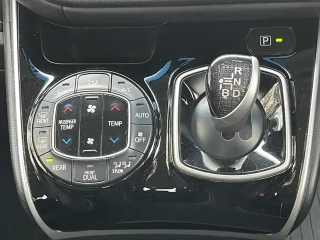 トヨタ エスクァイア ハイブリッド Xi 栃木県 2014(平26)年 12.9万km ホワイトパールクリスタルシャイン (株)IDOMが運営する【じしゃロン宇都宮店】の自社ローン対象車両になります。こちらは現金ご利用時の価格です。自社ローンご希望の方は別途その旨お申付け下さい。/純正ナビ/バックカメラ/フルセグ/Ｂｌｕｅｔｏｏｔｈ/ビルトインＥＴＣ/片側パワースライドドア/シートヒーター/スマートキー/ＬＥＤヘッドライト/オートライト/アイドリングストップ