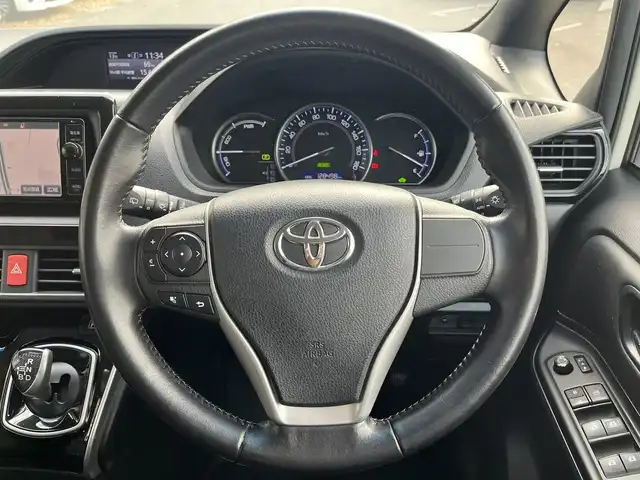 トヨタ エスクァイア ハイブリッド Xi 栃木県 2014(平26)年 12.9万km ホワイトパールクリスタルシャイン (株)IDOMが運営する【じしゃロン宇都宮店】の自社ローン対象車両になります。こちらは現金ご利用時の価格です。自社ローンご希望の方は別途その旨お申付け下さい。/純正ナビ/バックカメラ/フルセグ/Ｂｌｕｅｔｏｏｔｈ/ビルトインＥＴＣ/片側パワースライドドア/シートヒーター/スマートキー/ＬＥＤヘッドライト/オートライト/アイドリングストップ