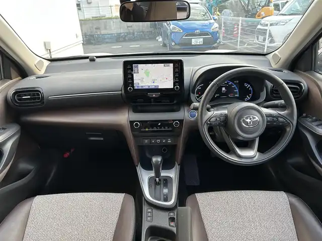 トヨタ ヤリスクロス ハイブリッド Z 佐賀県 2021(令3)年 5.7万km ブラックマイカ/ホワイトパールクリスタルシャイン 2トーン フルモデリスタエアロ/パワーバックドア/純正ディスプレイオーディオ/・ナビキット/・Bluetooth/パノラミックビューモニター/ETC2.0/ブラインドスポットモニター（BSM）/Toyota Safety Sense/・プリクラッシュセーフティ/・レーダークルーズコントロール（全車速追従機能付）/・レーントレーシングアシスト（LTA）/・ロードサインアシスト（RSA）/・オートマチックハイビーム（AHB)/・ロードサインアシスト（RSA)/・パーキングサポートブレーキ（PKSB）/・リヤクロストラフィックアラート（RCTA）/クリアランスソナー/純正18インチアルミホイール/オートホールド/革巻ステアリング/ステアリングスイッチ/ハーフレザー(合皮)/パワーシート/前席シートヒーター/純正フロアマット/純正ラゲージソフトマット/LEDヘッドランプ/オートライト/ヘッドライトレベライザー/プッシュスタート