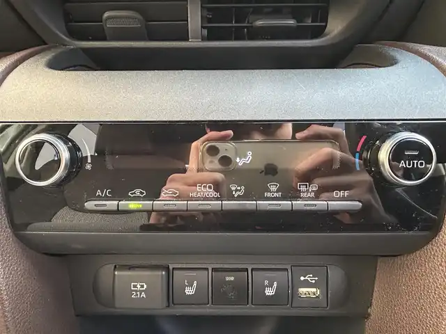 トヨタ ヤリスクロス ハイブリッド Z 佐賀県 2021(令3)年 5.7万km ブラックマイカ/ホワイトパールクリスタルシャイン 2トーン フルモデリスタエアロ/パワーバックドア/純正ディスプレイオーディオ/・ナビキット/・Bluetooth/パノラミックビューモニター/ETC2.0/ブラインドスポットモニター（BSM）/Toyota Safety Sense/・プリクラッシュセーフティ/・レーダークルーズコントロール（全車速追従機能付）/・レーントレーシングアシスト（LTA）/・ロードサインアシスト（RSA）/・オートマチックハイビーム（AHB)/・ロードサインアシスト（RSA)/・パーキングサポートブレーキ（PKSB）/・リヤクロストラフィックアラート（RCTA）/クリアランスソナー/純正18インチアルミホイール/オートホールド/革巻ステアリング/ステアリングスイッチ/ハーフレザー(合皮)/パワーシート/前席シートヒーター/純正フロアマット/純正ラゲージソフトマット/LEDヘッドランプ/オートライト/ヘッドライトレベライザー/プッシュスタート