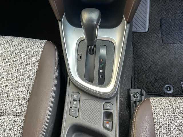 トヨタ ヤリスクロス ハイブリッド Z 佐賀県 2021(令3)年 5.7万km ブラックマイカ/ホワイトパールクリスタルシャイン 2トーン フルモデリスタエアロ/パワーバックドア/純正ディスプレイオーディオ/・ナビキット/・Bluetooth/パノラミックビューモニター/ETC2.0/ブラインドスポットモニター（BSM）/Toyota Safety Sense/・プリクラッシュセーフティ/・レーダークルーズコントロール（全車速追従機能付）/・レーントレーシングアシスト（LTA）/・ロードサインアシスト（RSA）/・オートマチックハイビーム（AHB)/・ロードサインアシスト（RSA)/・パーキングサポートブレーキ（PKSB）/・リヤクロストラフィックアラート（RCTA）/クリアランスソナー/純正18インチアルミホイール/オートホールド/革巻ステアリング/ステアリングスイッチ/ハーフレザー(合皮)/パワーシート/前席シートヒーター/純正フロアマット/純正ラゲージソフトマット/LEDヘッドランプ/オートライト/ヘッドライトレベライザー/プッシュスタート