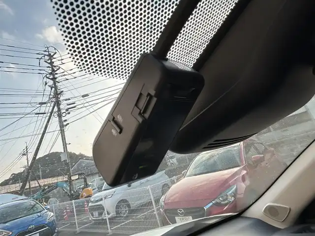 トヨタ ヤリスクロス ハイブリッド Z 佐賀県 2021(令3)年 5.7万km ブラックマイカ/ホワイトパールクリスタルシャイン 2トーン フルモデリスタエアロ/パワーバックドア/純正ディスプレイオーディオ/・ナビキット/・Bluetooth/パノラミックビューモニター/ETC2.0/ブラインドスポットモニター（BSM）/Toyota Safety Sense/・プリクラッシュセーフティ/・レーダークルーズコントロール（全車速追従機能付）/・レーントレーシングアシスト（LTA）/・ロードサインアシスト（RSA）/・オートマチックハイビーム（AHB)/・ロードサインアシスト（RSA)/・パーキングサポートブレーキ（PKSB）/・リヤクロストラフィックアラート（RCTA）/クリアランスソナー/純正18インチアルミホイール/オートホールド/革巻ステアリング/ステアリングスイッチ/ハーフレザー(合皮)/パワーシート/前席シートヒーター/純正フロアマット/純正ラゲージソフトマット/LEDヘッドランプ/オートライト/ヘッドライトレベライザー/プッシュスタート