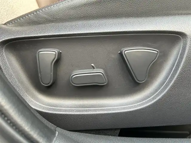 トヨタ ヤリスクロス ハイブリッド Z 佐賀県 2021(令3)年 5.7万km ブラックマイカ/ホワイトパールクリスタルシャイン 2トーン フルモデリスタエアロ/パワーバックドア/純正ディスプレイオーディオ/・ナビキット/・Bluetooth/パノラミックビューモニター/ETC2.0/ブラインドスポットモニター（BSM）/Toyota Safety Sense/・プリクラッシュセーフティ/・レーダークルーズコントロール（全車速追従機能付）/・レーントレーシングアシスト（LTA）/・ロードサインアシスト（RSA）/・オートマチックハイビーム（AHB)/・ロードサインアシスト（RSA)/・パーキングサポートブレーキ（PKSB）/・リヤクロストラフィックアラート（RCTA）/クリアランスソナー/純正18インチアルミホイール/オートホールド/革巻ステアリング/ステアリングスイッチ/ハーフレザー(合皮)/パワーシート/前席シートヒーター/純正フロアマット/純正ラゲージソフトマット/LEDヘッドランプ/オートライト/ヘッドライトレベライザー/プッシュスタート