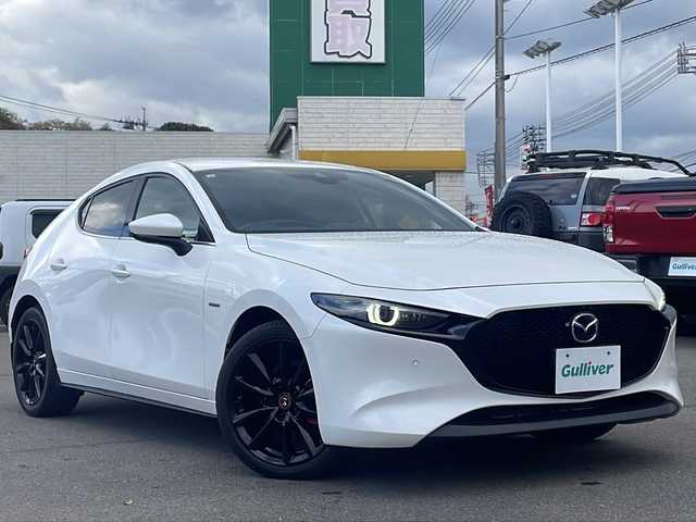 マツダ マツダ３ファストバック 20S 100周年特別記念車 山口県 2021(令3)年 3.2万km スノーフレイクホワイトパールマイカ 特別仕様車　/ＢＯＳＥサウンド　/３６０度セーフティＰＫＧ　/全方位カメラ　/ＡＬＰＩＮＥデジタルインナーミラー＆ドライブレコーダー/レーダークルーズコントロール　/純正ナビ　/AM/FM/CD/DVD/Bluetooth/フルセグTV/赤レザーシート　/スマートキー×２　/運転席パワーシート　/前席ヒートシーター/衝突被害軽減ブレーキ/オートライト、オートマチックハイビーム/純正アルミホイール18インチ/ＥＴＣ/禁煙車