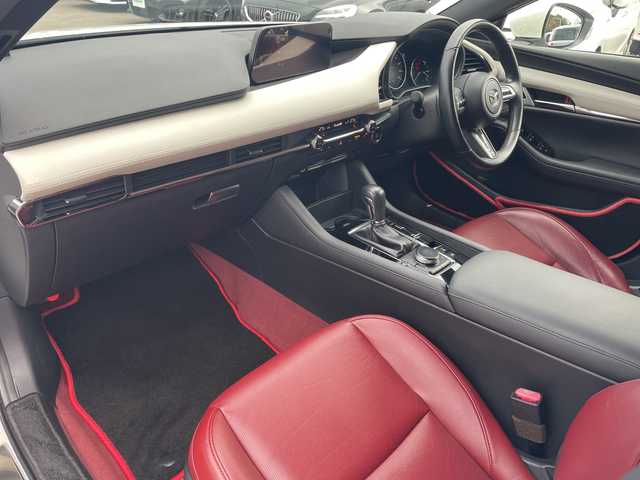 マツダ マツダ３ファストバック 20S 100周年特別記念車 山口県 2021(令3)年 3.2万km スノーフレイクホワイトパールマイカ 特別仕様車　/ＢＯＳＥサウンド　/３６０度セーフティＰＫＧ　/全方位カメラ　/ＡＬＰＩＮＥデジタルインナーミラー＆ドライブレコーダー/レーダークルーズコントロール　/純正ナビ　/AM/FM/CD/DVD/Bluetooth/フルセグTV/赤レザーシート　/スマートキー×２　/運転席パワーシート　/前席ヒートシーター/衝突被害軽減ブレーキ/オートライト、オートマチックハイビーム/純正アルミホイール18インチ/ＥＴＣ/禁煙車