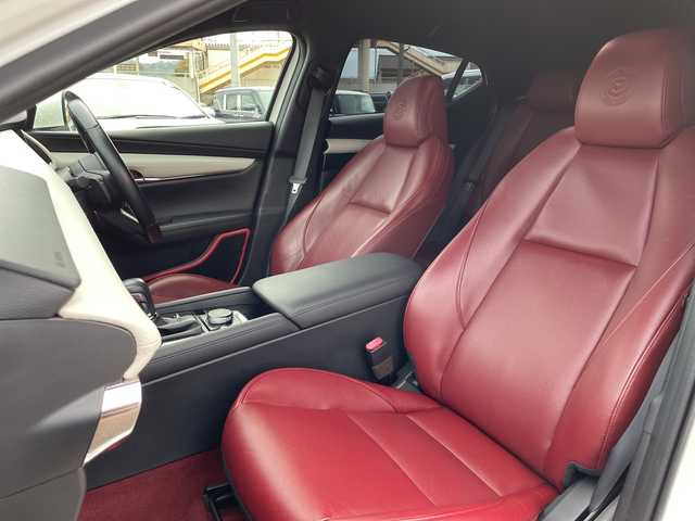 マツダ マツダ３ファストバック 20S 100周年特別記念車 山口県 2021(令3)年 3.2万km スノーフレイクホワイトパールマイカ 特別仕様車　/ＢＯＳＥサウンド　/３６０度セーフティＰＫＧ　/全方位カメラ　/ＡＬＰＩＮＥデジタルインナーミラー＆ドライブレコーダー/レーダークルーズコントロール　/純正ナビ　/AM/FM/CD/DVD/Bluetooth/フルセグTV/赤レザーシート　/スマートキー×２　/運転席パワーシート　/前席ヒートシーター/衝突被害軽減ブレーキ/オートライト、オートマチックハイビーム/純正アルミホイール18インチ/ＥＴＣ/禁煙車