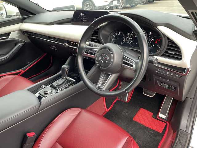 マツダ マツダ３ファストバック 20S 100周年特別記念車 山口県 2021(令3)年 3.2万km スノーフレイクホワイトパールマイカ 特別仕様車　/ＢＯＳＥサウンド　/３６０度セーフティＰＫＧ　/全方位カメラ　/ＡＬＰＩＮＥデジタルインナーミラー＆ドライブレコーダー/レーダークルーズコントロール　/純正ナビ　/AM/FM/CD/DVD/Bluetooth/フルセグTV/赤レザーシート　/スマートキー×２　/運転席パワーシート　/前席ヒートシーター/衝突被害軽減ブレーキ/オートライト、オートマチックハイビーム/純正アルミホイール18インチ/ＥＴＣ/禁煙車