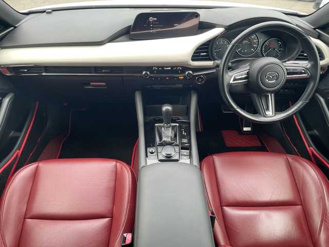 マツダ マツダ３ファストバック 20S 100周年特別記念車 山口県 2021(令3)年 3.2万km スノーフレイクホワイトパールマイカ 特別仕様車　/ＢＯＳＥサウンド　/３６０度セーフティＰＫＧ　/全方位カメラ　/ＡＬＰＩＮＥデジタルインナーミラー＆ドライブレコーダー/レーダークルーズコントロール　/純正ナビ　/AM/FM/CD/DVD/Bluetooth/フルセグTV/赤レザーシート　/スマートキー×２　/運転席パワーシート　/前席ヒートシーター/衝突被害軽減ブレーキ/オートライト、オートマチックハイビーム/純正アルミホイール18インチ/ＥＴＣ/禁煙車