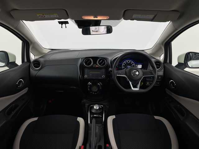 日産 ノート e－パワー X 愛知県 2020(令2)年 4万km ブリリアントホワイトパール /禁煙車//純正オーディオ//AM・FM・CD・AUX//ETC//スーパーUV&IRカットガラス//インテリジェントエマージェンシーブレーキ//レーンディパーチャーウォーニング//踏み間違い防止アシスト//前後パーキングセンサー//ハイビームアシスト//オートライト//純正15インチアルミホイール//純正フロアマット//ステアリングスイッチ//イモビライザー