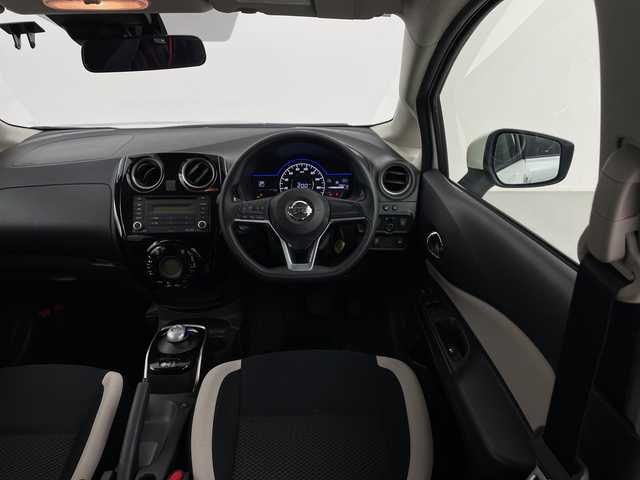 日産 ノート e－パワー X 愛知県 2020(令2)年 4万km ブリリアントホワイトパール /禁煙車//純正オーディオ//AM・FM・CD・AUX//ETC//スーパーUV&IRカットガラス//インテリジェントエマージェンシーブレーキ//レーンディパーチャーウォーニング//踏み間違い防止アシスト//前後パーキングセンサー//ハイビームアシスト//オートライト//純正15インチアルミホイール//純正フロアマット//ステアリングスイッチ//イモビライザー